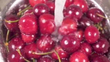 Yavaş hareket su altında kevgir içinde kiraz