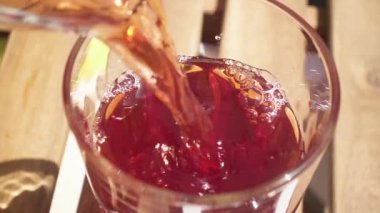 Kiraz ve vişne suyu bir tabloda bir demet