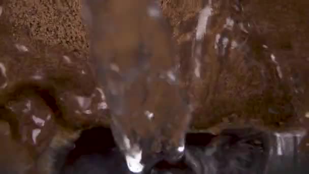 Wasser in Zeitlupe in einen transparenten Becher mit Instant-Kaffee gießen — Stockvideo