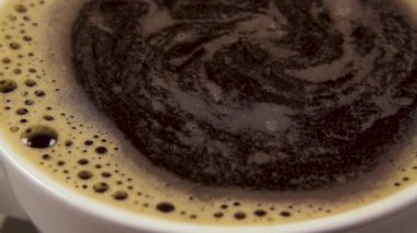 Siyah kahve yakın çekim üzerinde kabarcıklar