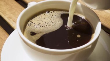 Bir sütçü dökmek içine kahve yavaş sütten