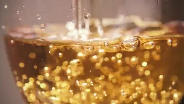 Mouvement lent dans un verre pour verser une boisson jaune avec des bulles 