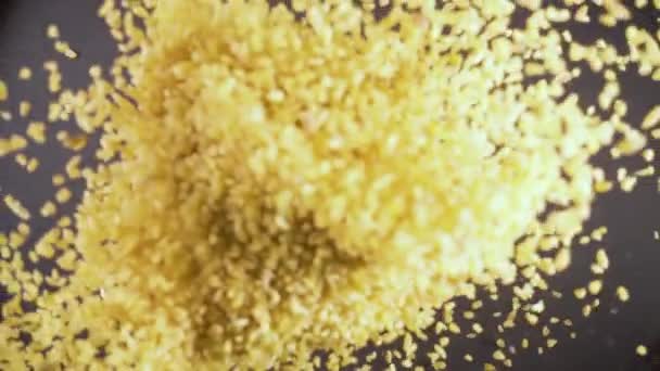Lassú mozgás száraz összetevő kukoricadara esik alól a kamera — Stock videók