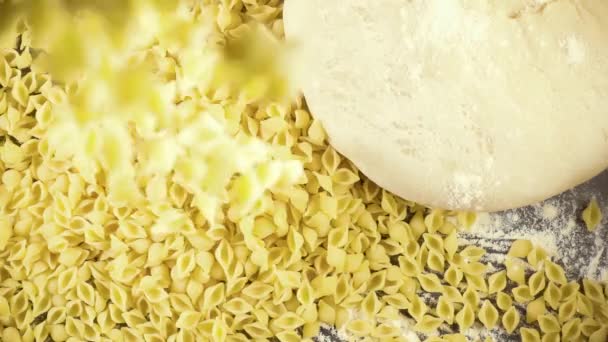 Pasta fällt in Zeitlupe neben den Teig — Stockvideo