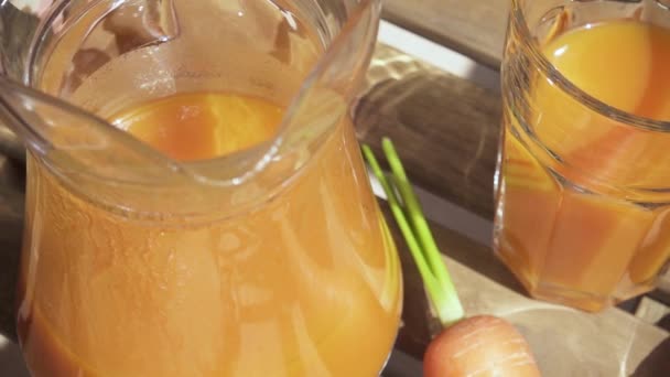 Un verre de jus sur une table en bois vue de dessus — Video