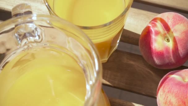 Un verre de jus sur une table en bois vue de dessus — Video