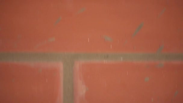 Mur en brique rouge et mouvement de la caméra — Video