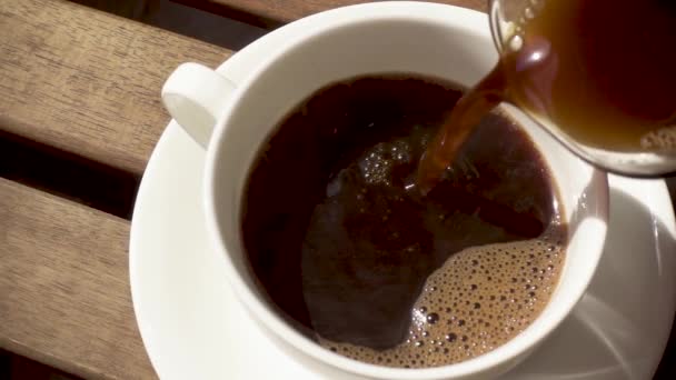 Hete Zwarte Koffie Van Koffiepot Gieten Een Kopje Van Wit — Stockvideo
