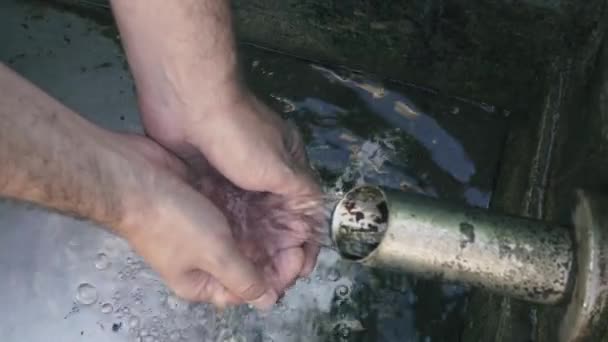 纯净水从水源中涌出 — 图库视频影像
