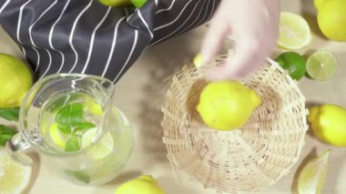 Soğuk limonata sürahi masada