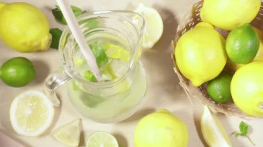 Soğuk limonata sürahi masada