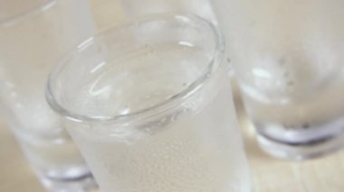 Bir cam masa lambası ve alkol vurdu