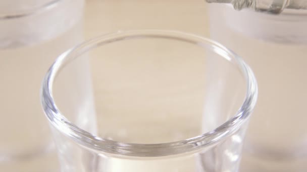 Un verre tourné sur une table lumineuse et de l'alcool 