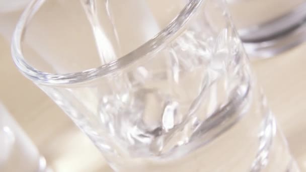 Een glas geschoten op een Lichttafel en alcohol — Stockvideo