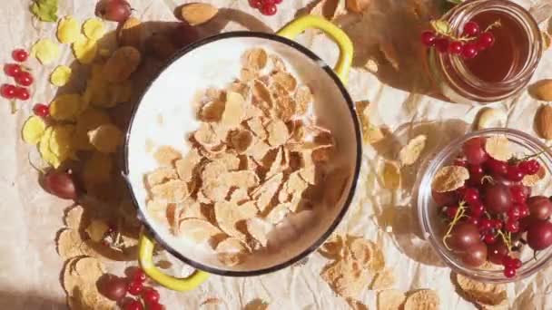 부스러기와 꿀 슬로우 모션 근처 딸기 그릇을 종이 양피지에 — 비디오