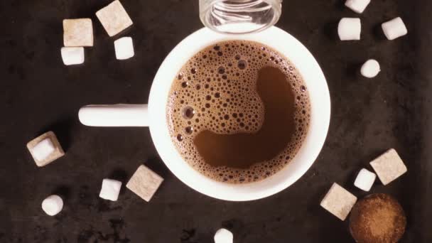 Cozinhe cacau ou chocolate quente em uma vista superior de caneca branca — Vídeo de Stock