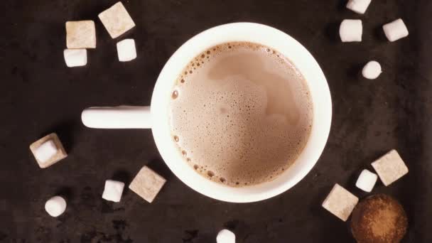 Cocine cacao o chocolate caliente en una taza blanca vista superior — Vídeo de stock
