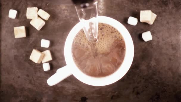 Mug blanc sur fond gris avec une boisson chaude au ralenti — Video