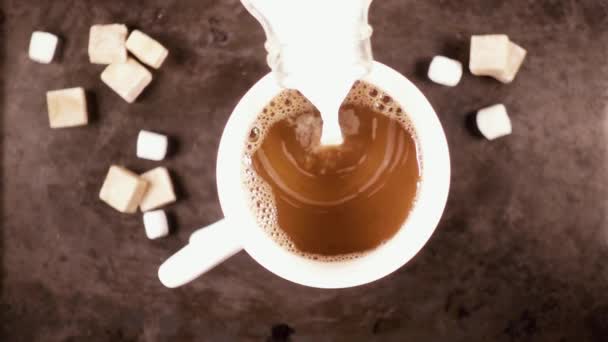 뜨거운 음료 슬로우 모션으로 회색 배경에 흰색 찻잔 — 비디오