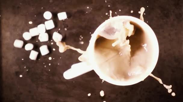 Slow motion Witte mok op een grijze achtergrond met een warme drank — Stockvideo