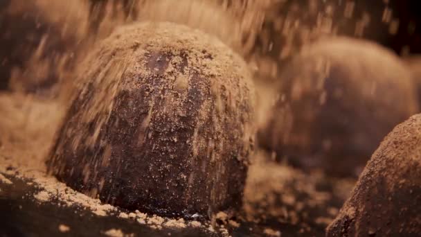 Saupoudrer de bonbons de cacao au chocolat faits maison — Video