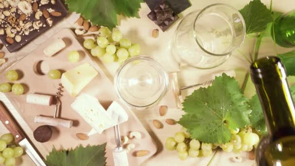 Una copa de vino y un bocadillo de queso y chocolate — Vídeo de stock