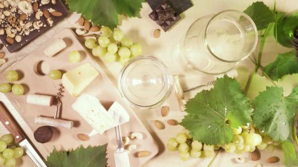 Una copa de vino y un bocadillo de queso y chocolate — Vídeos de Stock