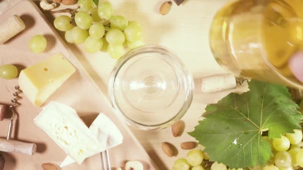 グラスのワインやチーズ、チョコレートのおやつ — ストック動画
