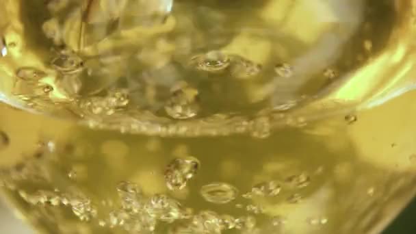 Slow motion geel drankje pour in een close-up van glas — Stockvideo
