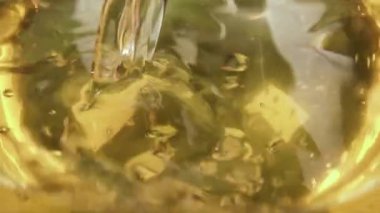 Ağır çekim bir içki cam yakın çekim içine dökün