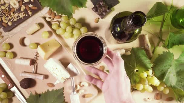 Бокал и бутылка вина и закуска вид сверху — стоковое видео