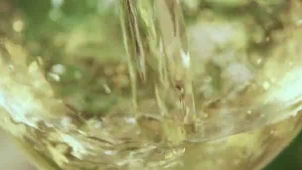 Slow motion pour een drankje in een close-up van glas — Stockvideo