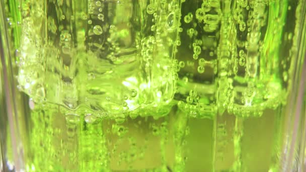 Gießen Sie das Getränk in ein Glas Eis in Nahaufnahme — Stockvideo