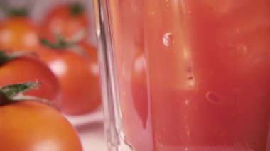 Buz yakın çekim ağır çekim bir bardak suya dökmek