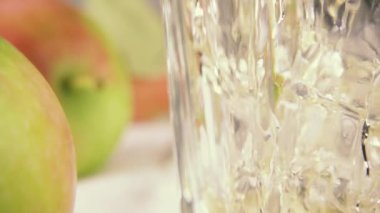 Buz yakın çekim ağır çekim bir bardak suya dökmek