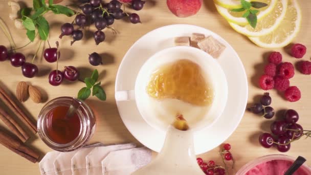 Slow motion thee wordt gegoten in een kopje — Stockvideo