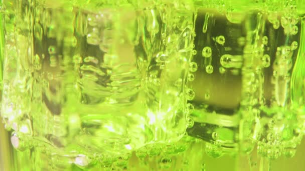 Kohlensäurehaltiges Getränk im Glas mit Eis in Nahaufnahme — Stockvideo