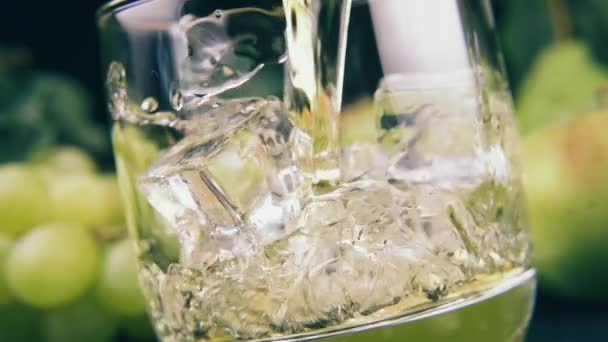 Slow Motion Vackert Flödande Bärnsten Bourbon Ett Glas Med Suddig — Stockvideo