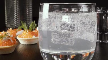 Bir bardak votka bir aperatif tablo