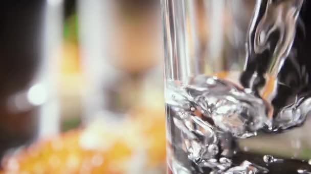 Медленное движение стакан водки на столе с закуской — стоковое видео