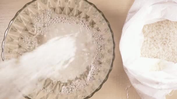 Ricopra il riso di grano lungo bianco in una boccia — Video Stock