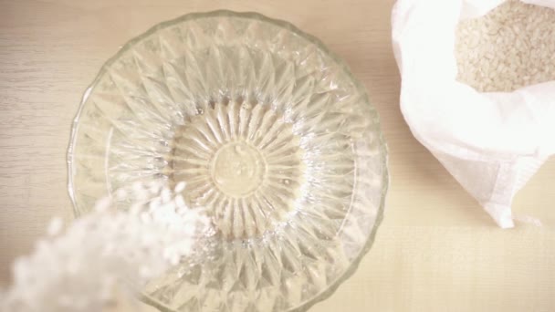 慢动作在碗中撒白长粒米 — 图库视频影像