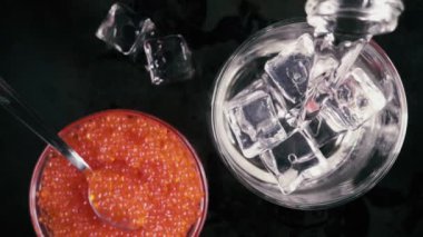 Ağır çekim havyar üstten görünüm tablo buzlu cam içine votka dök