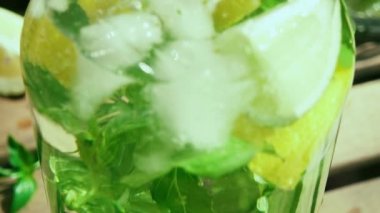 Ağır çekim sürahi su ve narenciye buz ile düşüyor