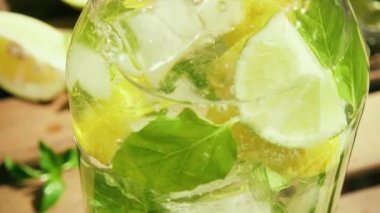 Ağır çekim kamera ile bir meşrubat zamanlamaya taşır