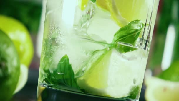 Zpomalený pohyb nalijte vodku do sklenice s ledem, citrusových