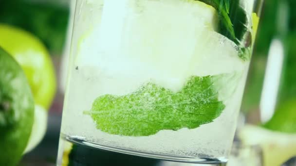 Slow motion nalít sodu do sklenice s ledem mátou a citronem — Stock video