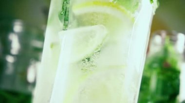 Ağır çekim narenciye buz ve nane bir bardak su iplik