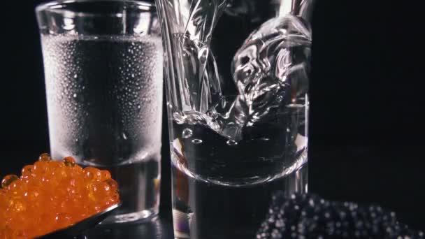 Movimento lento dois copos de vodka ao lado do caviar — Vídeo de Stock
