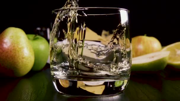 慢动作强酒精饮料倒入小吃附近的玻璃杯 — 图库视频影像